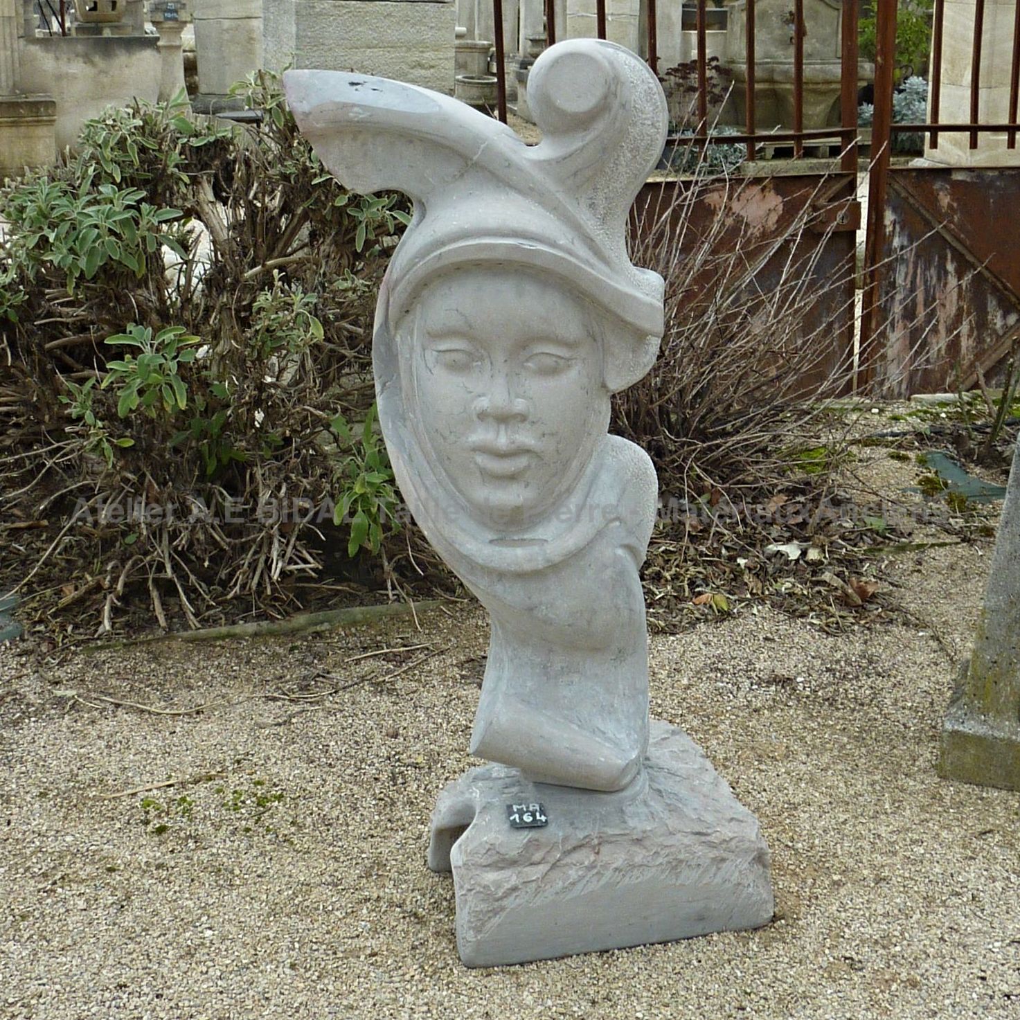 Petite fontaine en granit gris - une fontaine centrale pouvant devenir aussi un bel objet de décoration.