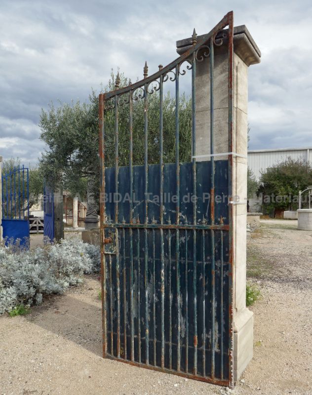 Joli portail ancien de couleur bleue - portail en fer forgé ajouré partiellement à deux battants.