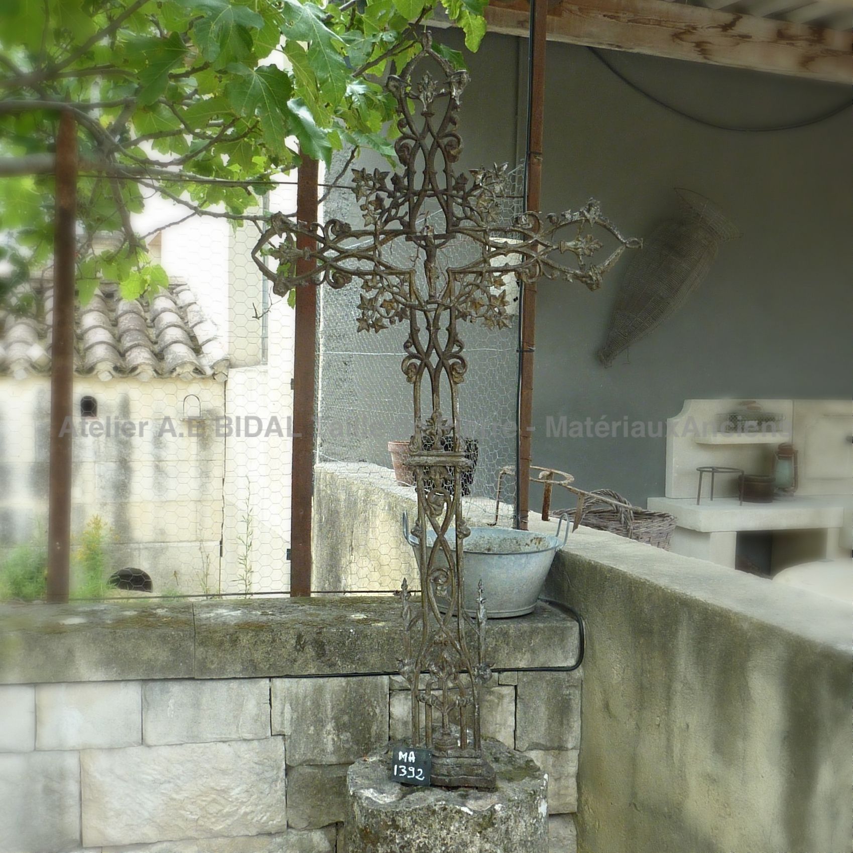 Très belle croix fer forgé avec Christ pour ornement intérieur ou extérieur.