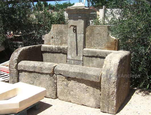 Magnifique fontaine de jardin composée de pierres anciennes ** VENDUE