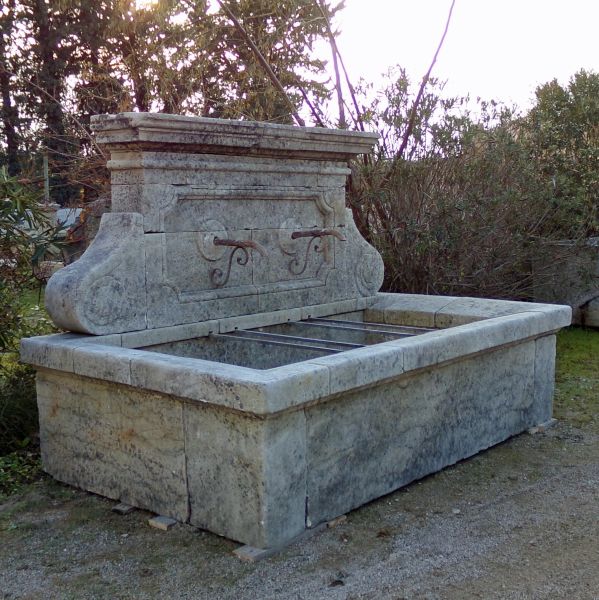 Grande fontaine murale avec bassin rectangulaire et fronton en pierre - Atelier Alain BIDAL (Provence)
