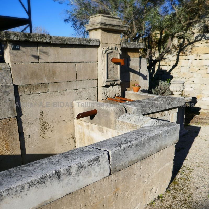 Fontaine ancienne en pierre avec margelles de lavoir datant du 19ème siècle | Fontaine de Provence en vente chez Alain BIDAL.