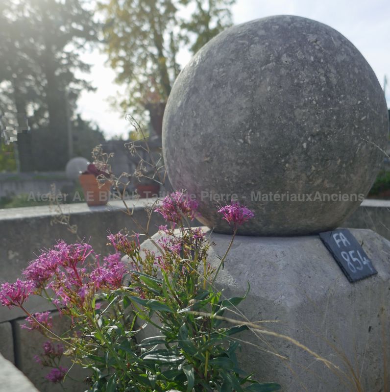 Bassin en pierre pour aménagement extérieur par le tailleur de pierre Alain BIDAL