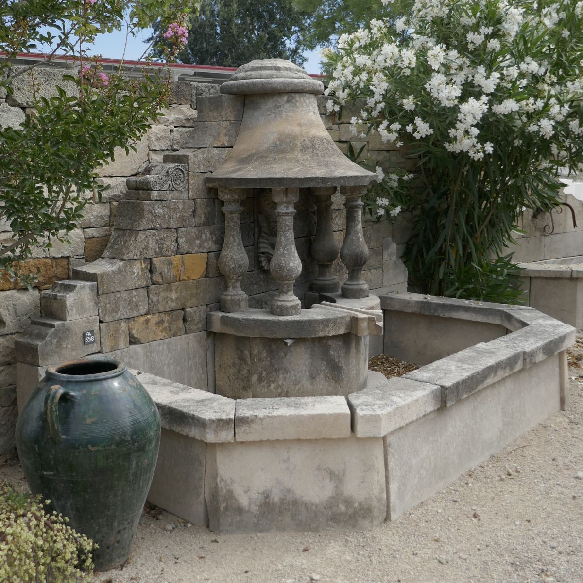 Fontaine murale en pierre ancienne et fonte avec magnifique fronton