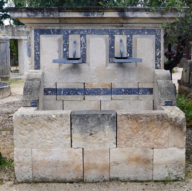 Grande fontaine de jardin en pierres anciennes | Une magnifique fontaine murale d'extérieur signée Alain BIDAL en Provence.