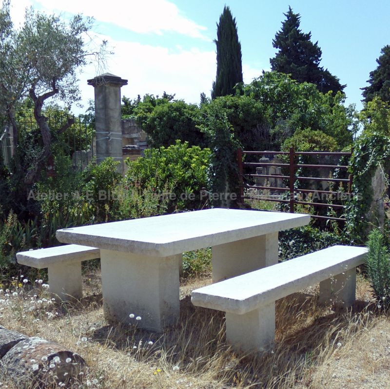 Mobilier de jardin en pierre ingélive : grande table de jardin avec ses 2 bancs assortis en pierre