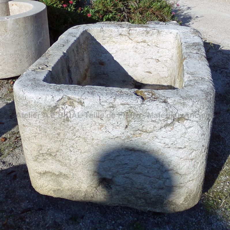 En Provence, des bacs anciens en pierre pour jardin - écologiques, résistants et pas chers !