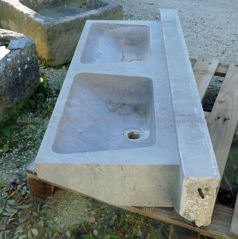 Ancien évier en marbre pour cuisine ou salle de bains par Atelier Alain BIDAL