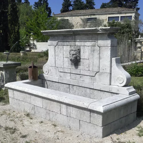 Fontaine de jardin avec bassin et fronton en vieilles pierres - Atelier Alain BIDAL (Provence)