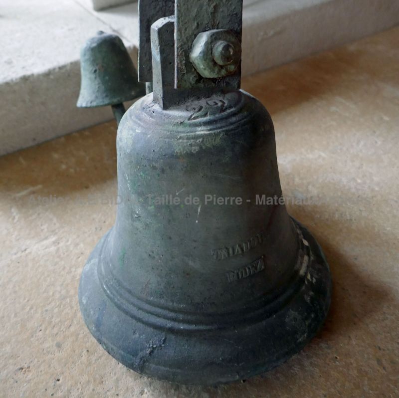 Décoration à l'ancienne : cloche ancienne de petite taille à vendre en Provence