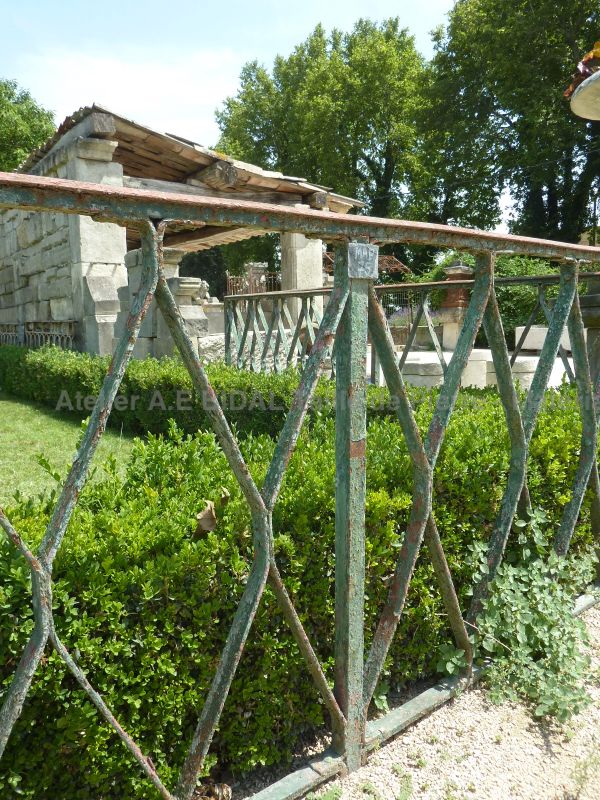 Garde corp ancien vert bouteille - garde corp ancien pour délimiter un espace extérieur.