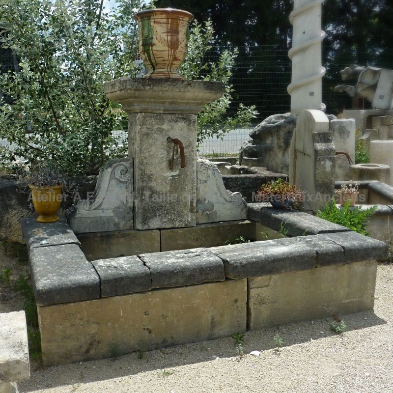 Fontaine murale en vieilles pierres | Ancienne fontaine ornementale de jardin.