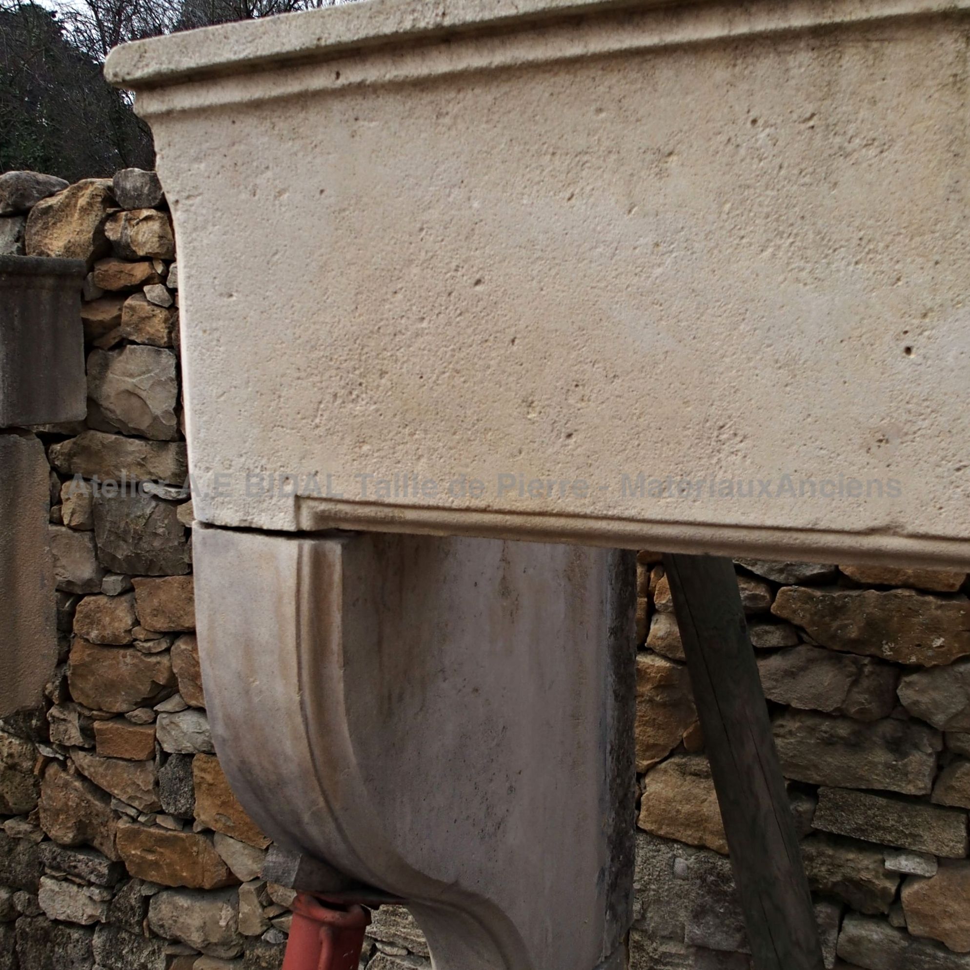 Cheminée ancienne de grande dimension - cheminée rustique aux dimensions harmonieuses.