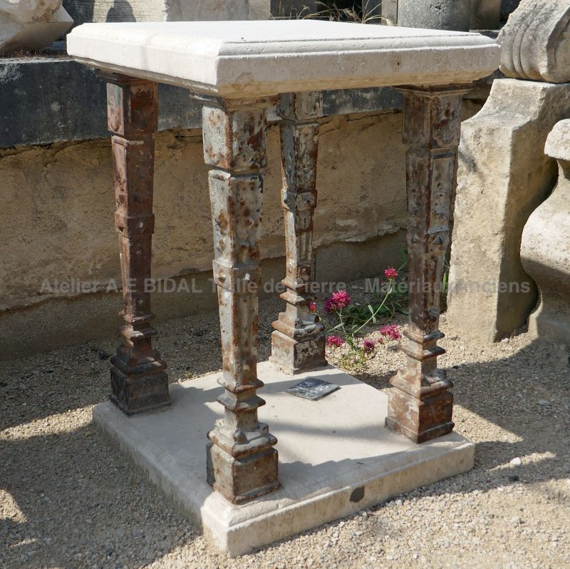 Piédestal pour statue en fonte ancienne - Socle en matériaux anciens.
