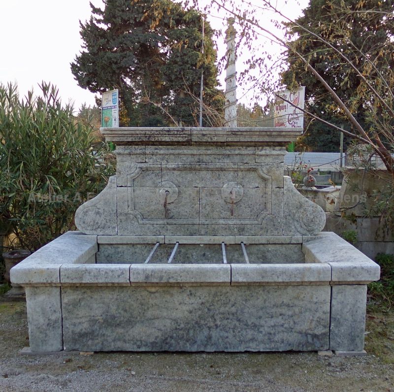Fontaine en pierre avec bassin et fronton par les Matériaux Anciens en Provence Alain BIDAL