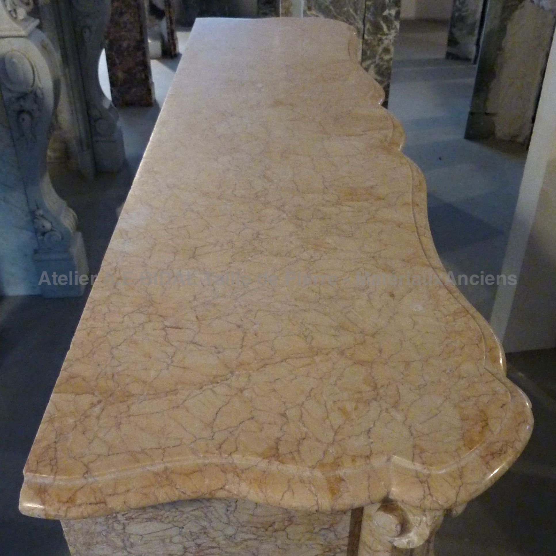 Cheminée ancienne en marbre jaune: une véritable cheminée ancienne avec beaucoup de personnalité.