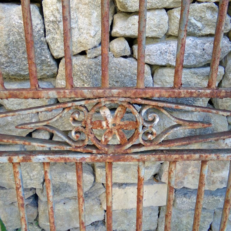 Antique wrought iron gate with two openwork doors - Atelier Alain BIDAL (Provence)