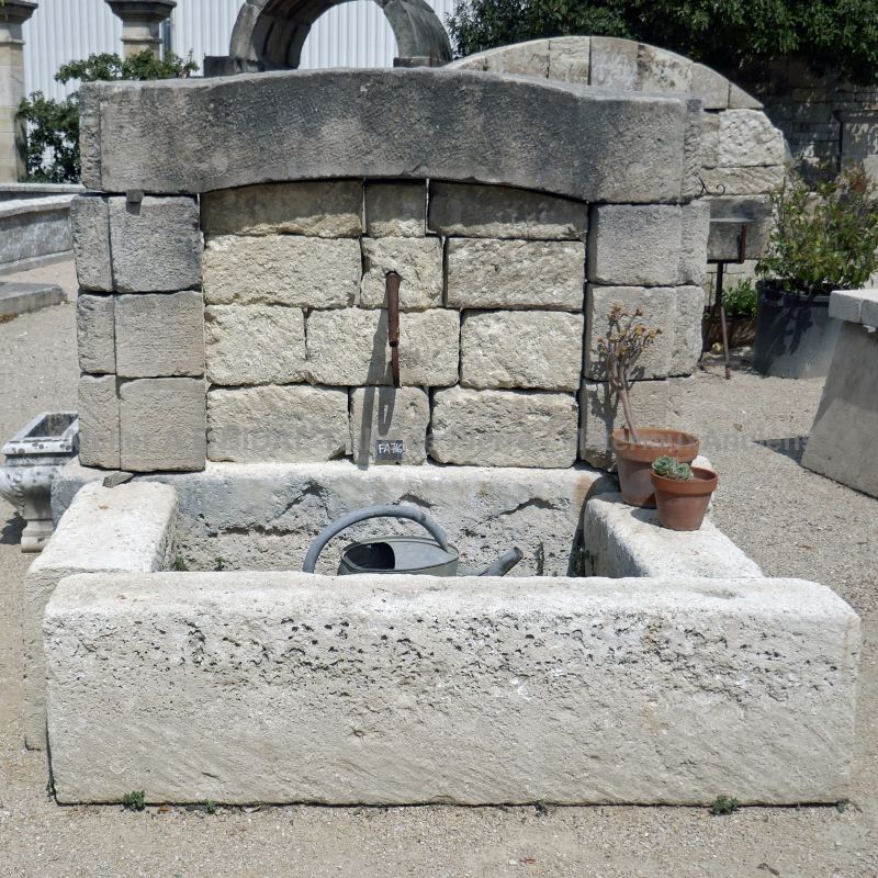 Grande fontaine: notre fontaine murale réalisée en pierres anciennes.