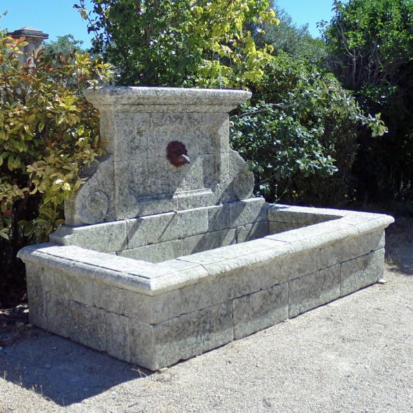 Large garden fountain with basin and pediment in weathered stones : Atelier Alain BIDAL - Provence