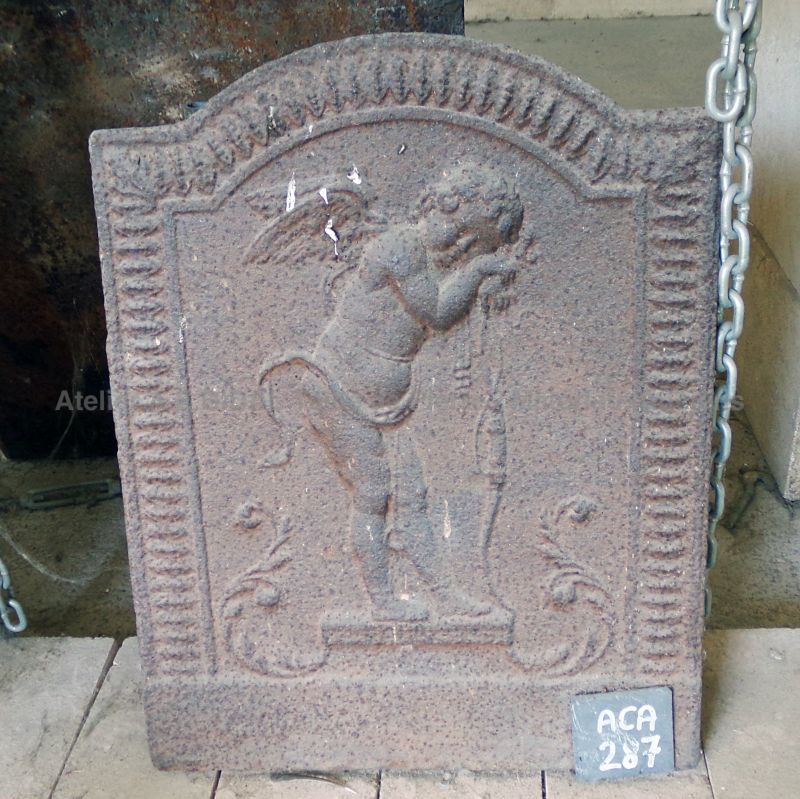 Belle plaque en fonte avec angelot : accessoire de cheminée ancien de l'Atelier Alain BIDAL (Provence)