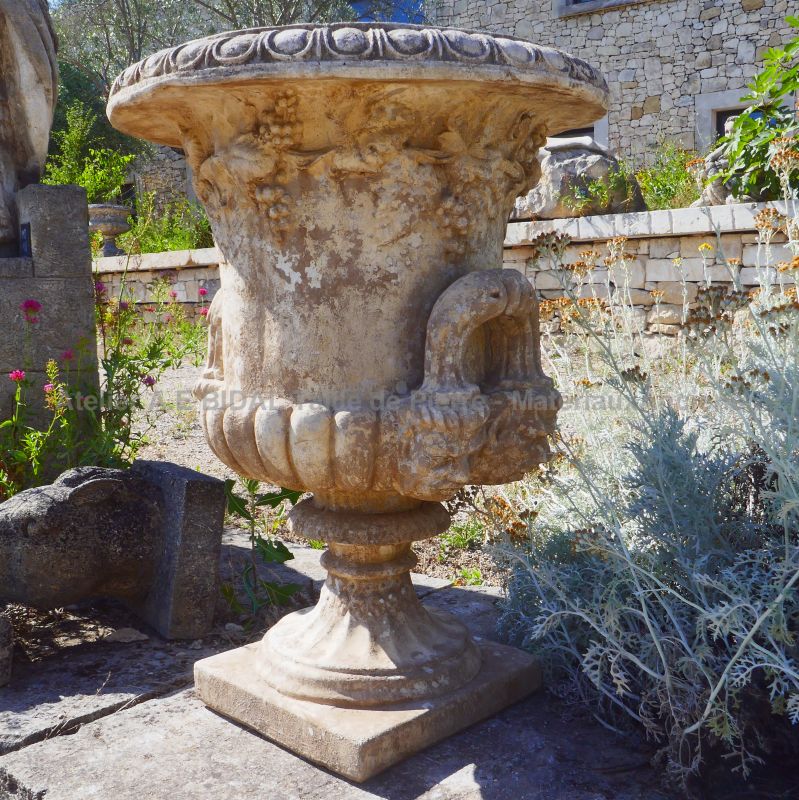 Anciens vases Médicis en pierre composite patinée et sculptée à la main - Atelier Alain BIDAL (Provence)