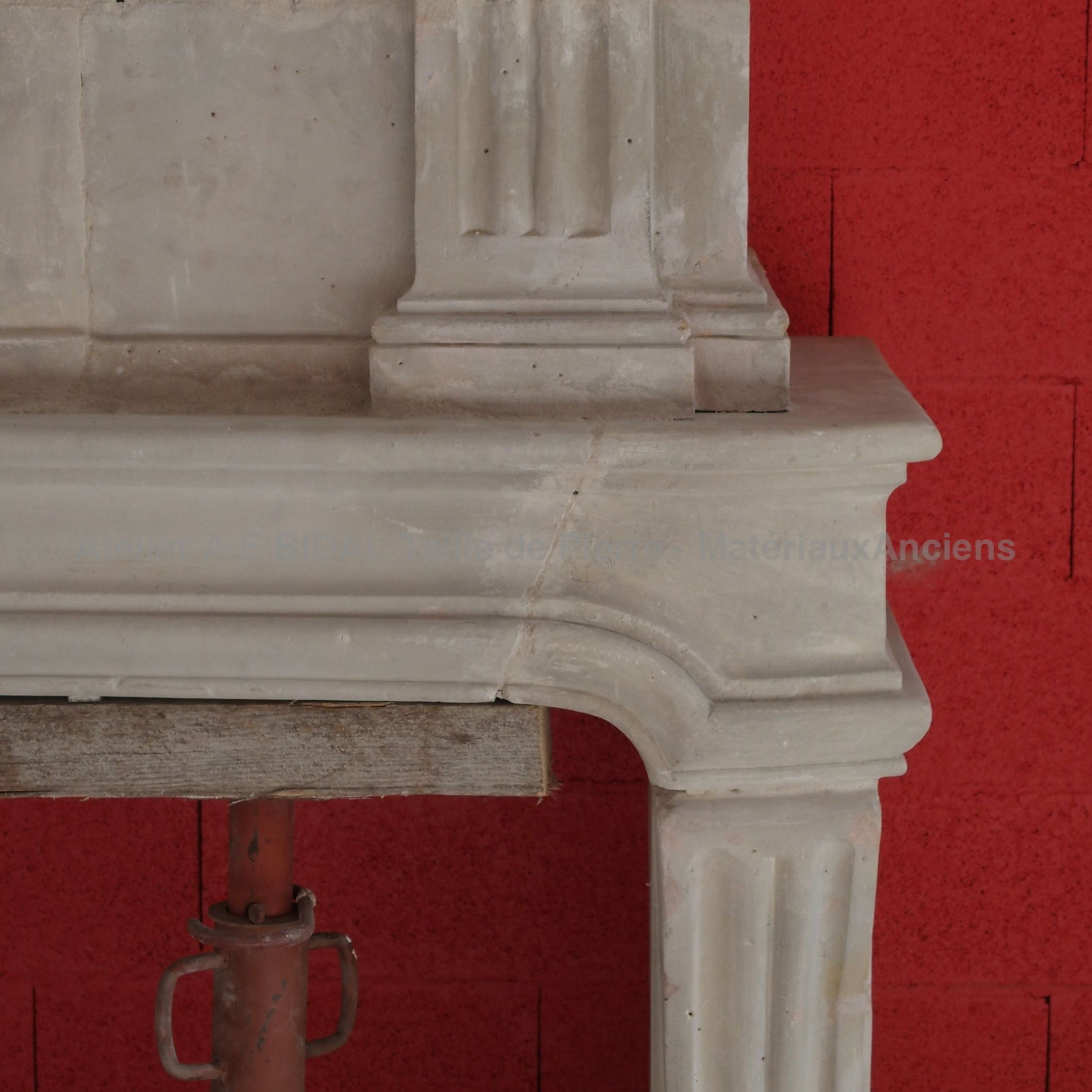 Cheminée en pierre - une cheminée ancienne à trumeau Louis XV.