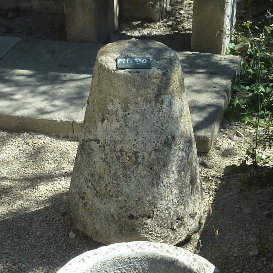 Borne de forme conique ancienne en pierre ** VENDUE