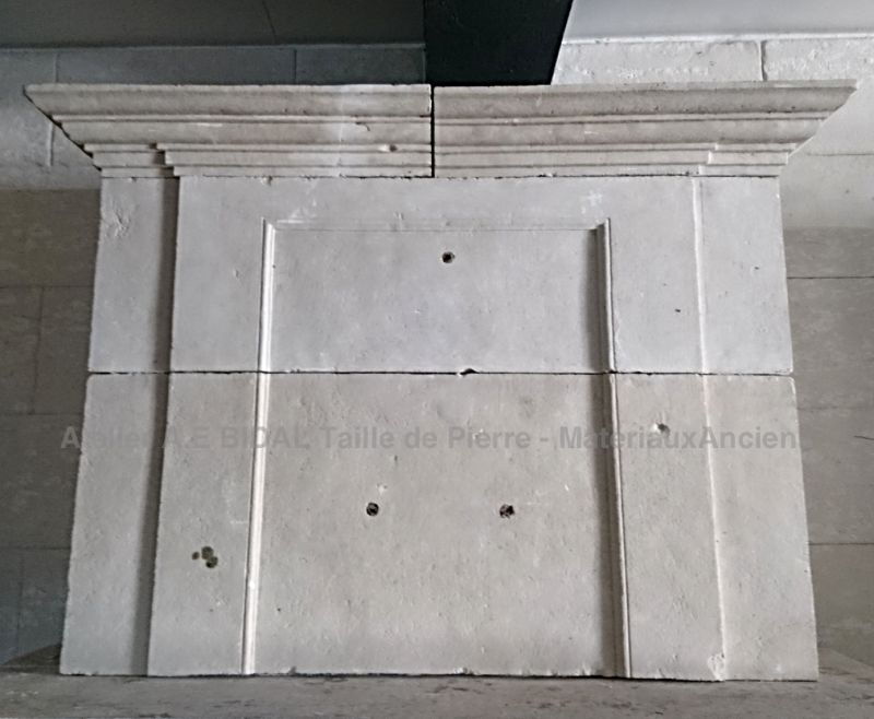 Ancienne cheminée en pierre de style Louis 14 - Une belle cheminée avec trumeau en pierre ancienne du 17ème siècle.