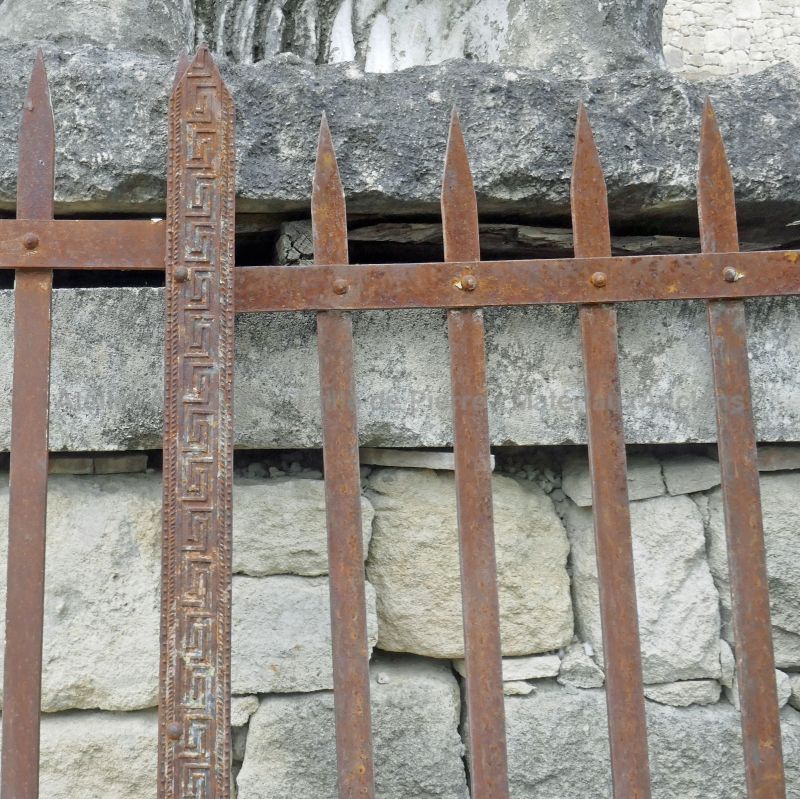 Large portail ancien en fer forgé en vente chez Les Matériaux Anciens en Provence Alain BIDAL