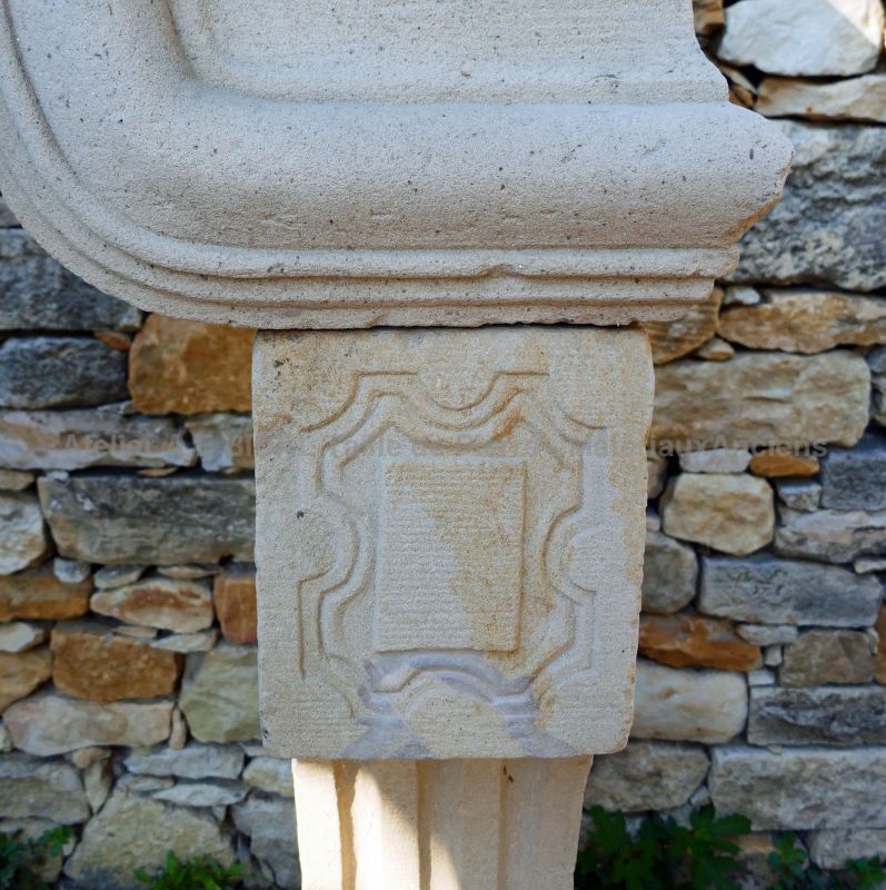 ncienne cheminée en pierre Louis 14 - En vente chez Alain Bidal Matériaux Anciens en Provence.