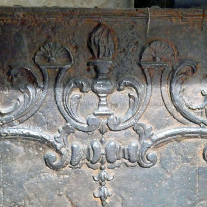 Détail de notre ancienne plaque en fonte de style baroque pour cheminée : centre haut
