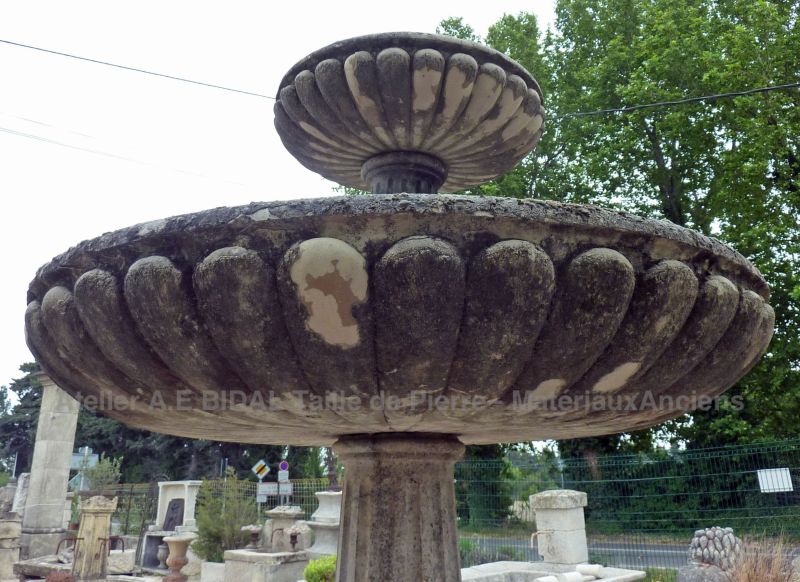Fontaine ancienne en pierre avec larges vasques par Les Matériaux Anciens en Provence Alain BIDAL.