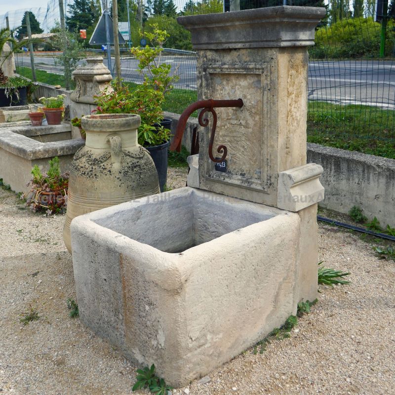 Fontaine de jardin avec bac en pierre naturelle | Fontaine murale aux dimensions modestes.
