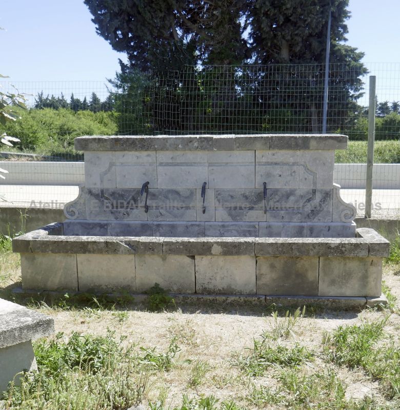 Large rustic fountain in old stones by the stonemason Alain BIDAL, Provence