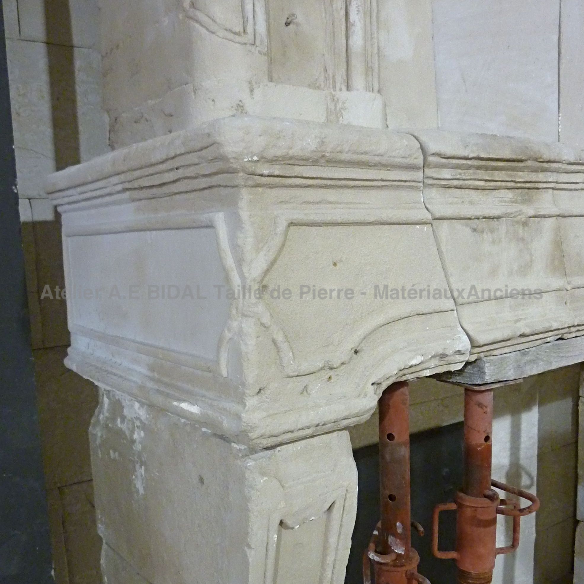 Discover our large collection of ancient stone fireplaces : Louis XIV fireplaces.
