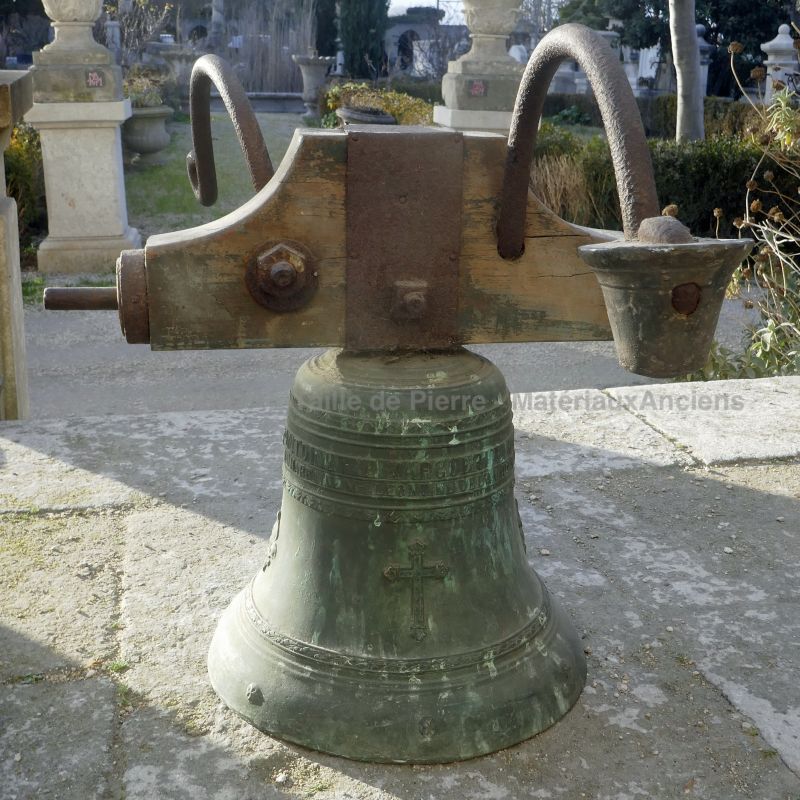 Vieille cloche en bronze en parfait état - Les Matériaux Anciens en Provence Alain BIDAL