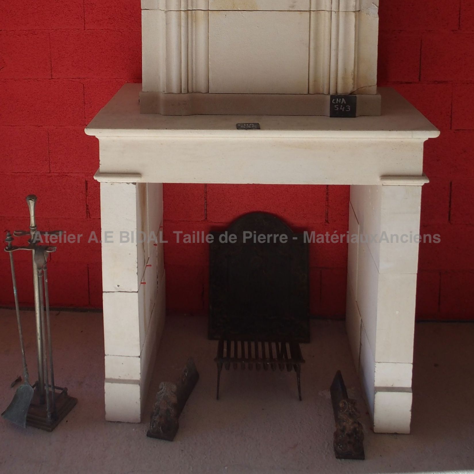 Belle cheminée ancienne en pierre: une cheminée ancienne à l'allure sobre et élégante.