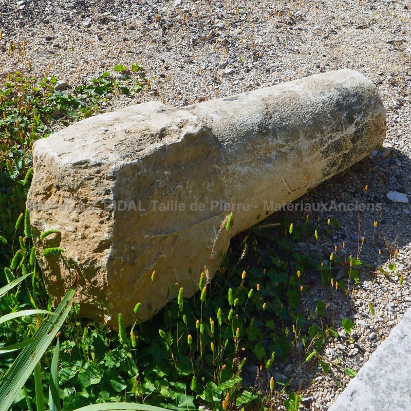 Ancienne borne en pierre massive - Alain Bidal Matériaux Anciens en Provence