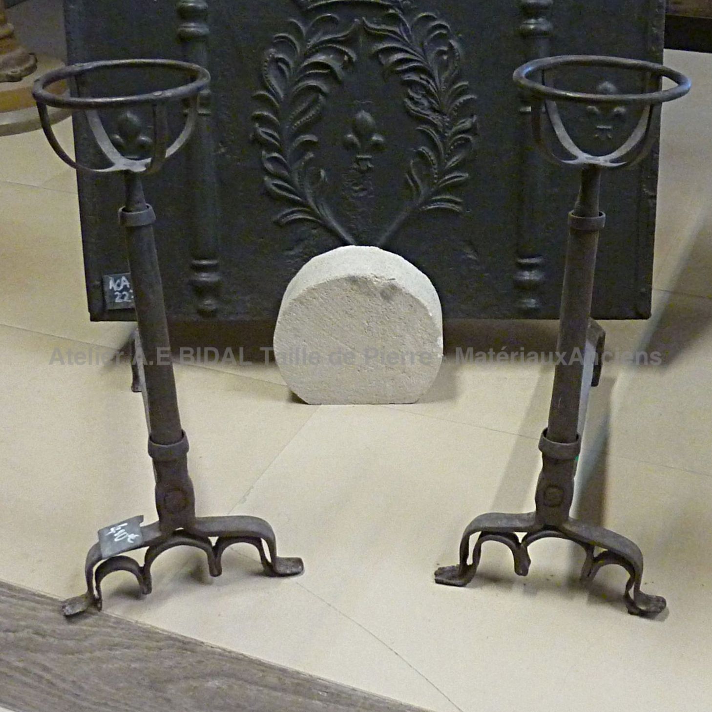 Superbes landiers vendus en bon état - accessoires anciens de cheminée (période gothique).