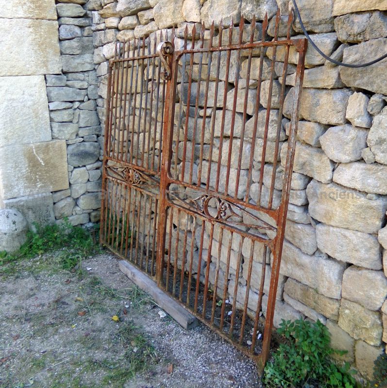Charming old gate in openwork wrought iron - The Antique Materials in Provence Alain BIDAL
