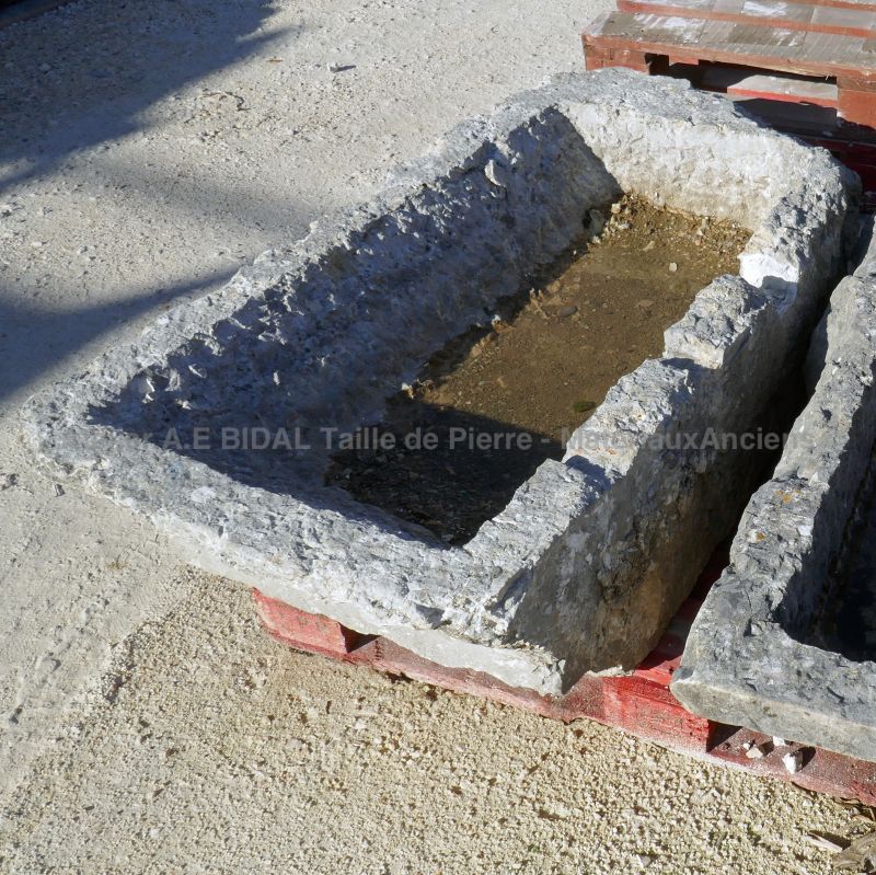 Ancien bac monolithe usé et patiné par le temps par Les Matériaux Anciens en Provence Alain BIDAL