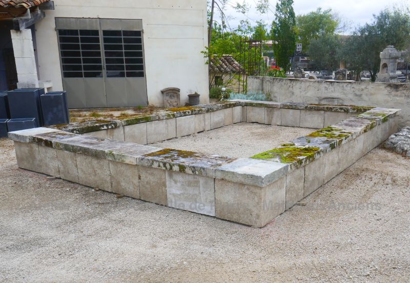 Rectangular basin in stone : large basin in weathered old stones - Atelier Alain BIDAL (Provence)