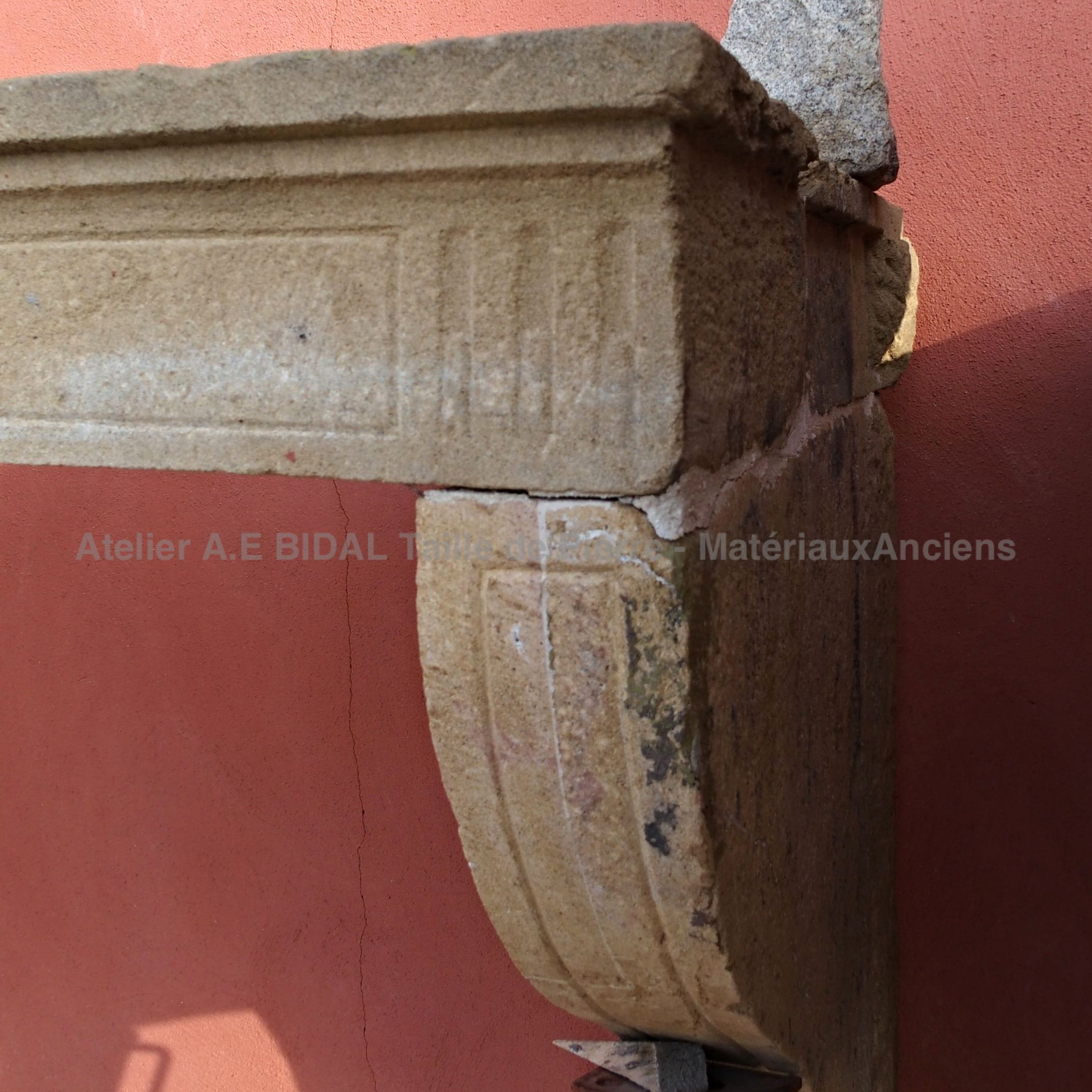 Belle cheminée en pierre Louis 14 décorée avec beaucoup de bon goût - cheminée en pierre de Jaumont (d'origine France).