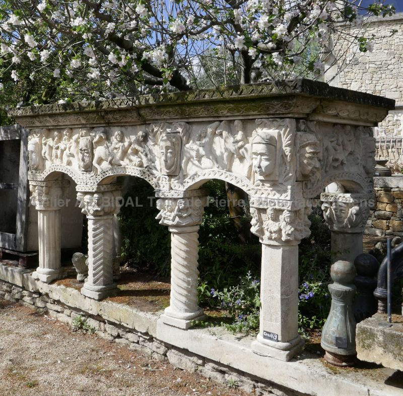 Cheminée ancienne en pierre à colonnes - cheminée en pierre blanche.