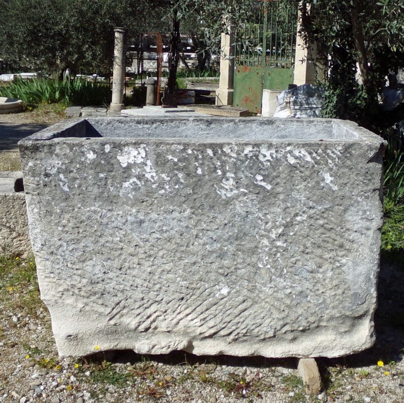 Ancien bac massif en pierre : bac rectangulaire de décoration de jardin - Atelier Alain BIDAL (Provence)