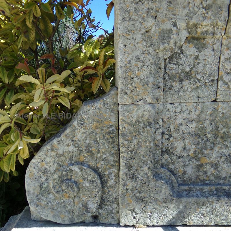Large garden fountain with basin and pediment in weathered stones : Atelier Alain BIDAL - Provence