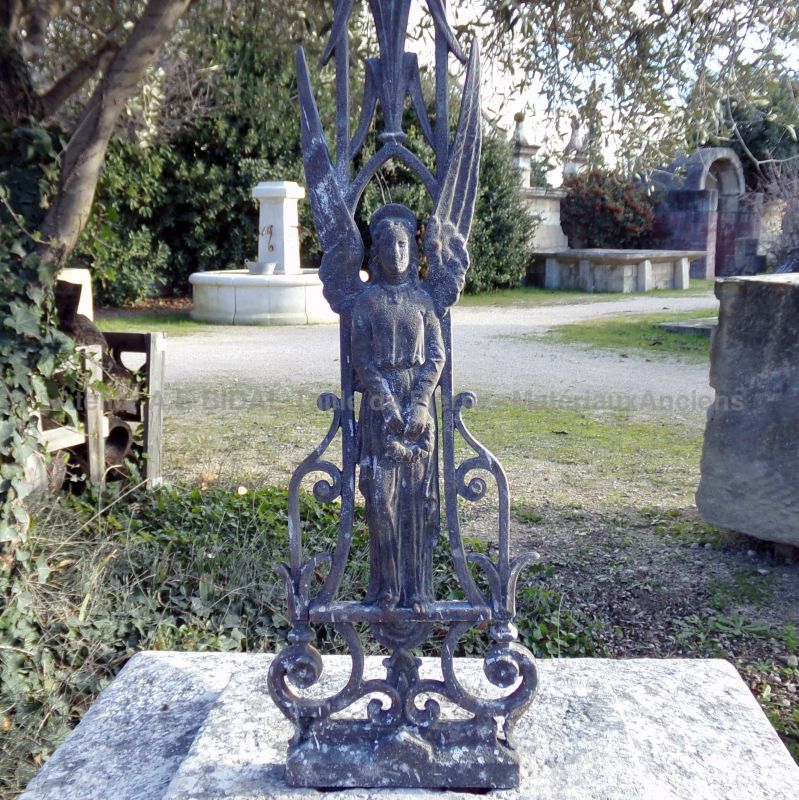 Ancienne croix en fonte et socle en pierre : Atelier Alain BIDAL (Provence)