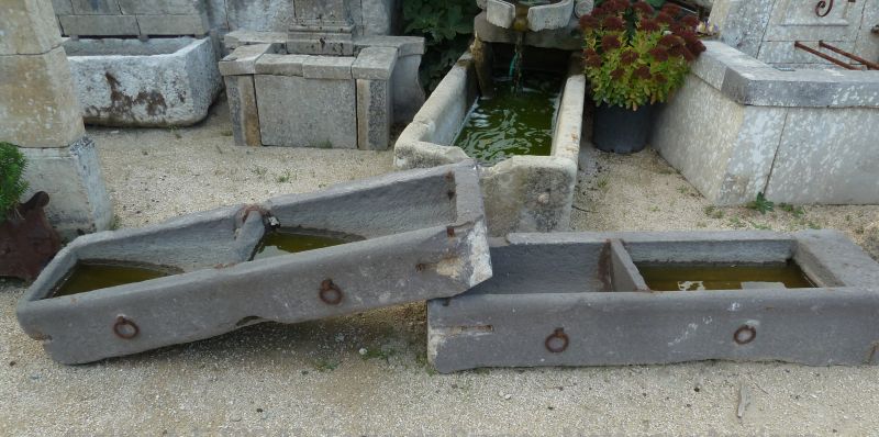 Superb stone basin to decorate the garden or a stable.