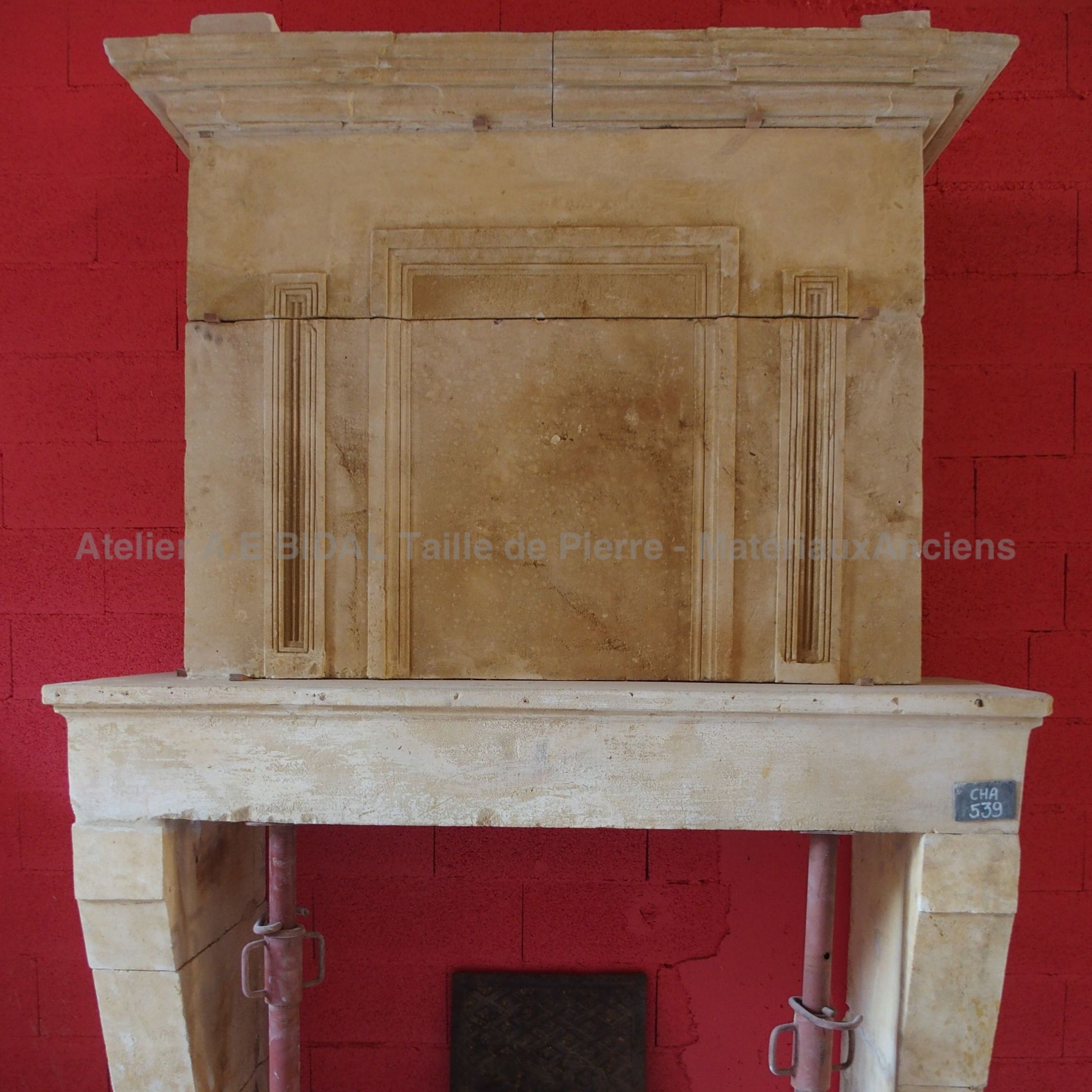 Cheminée ancienne en pierre dantant du début du 17ème siècle - Authentique cheminée Louis XIII.