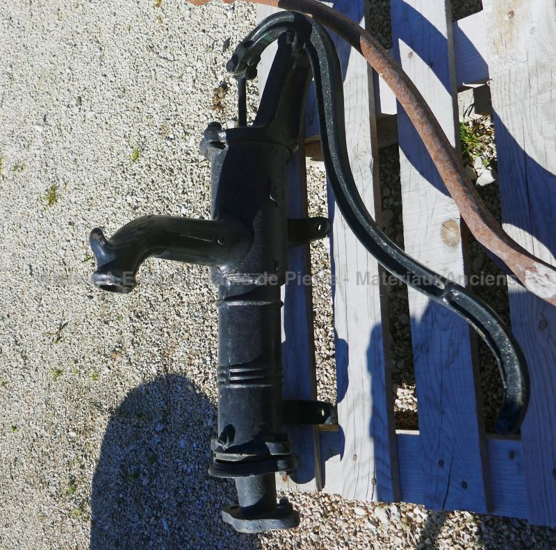 Pompe manuelle rétro à découvrir en Provence chez Alain BIDAL Matériaux Anciens